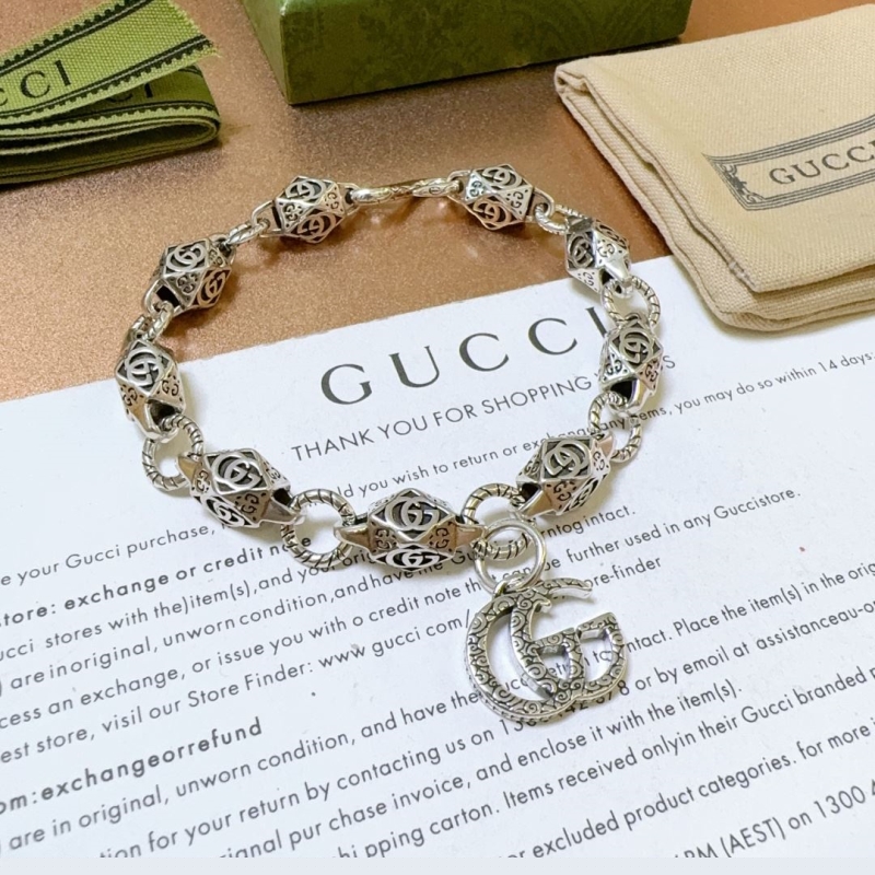G*u*i bracelets